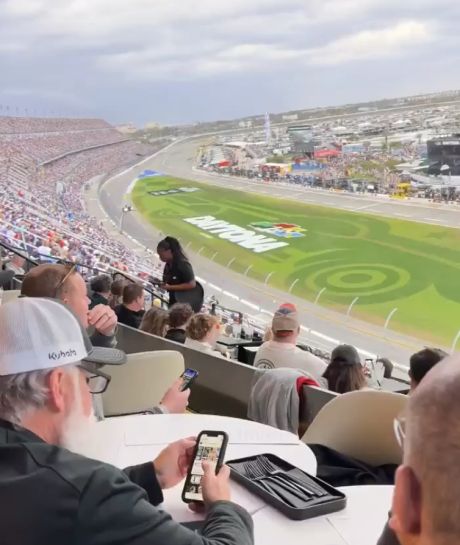 Крутейший спорт-бар для просмотра гонок NASCAR с эффектом присутствия