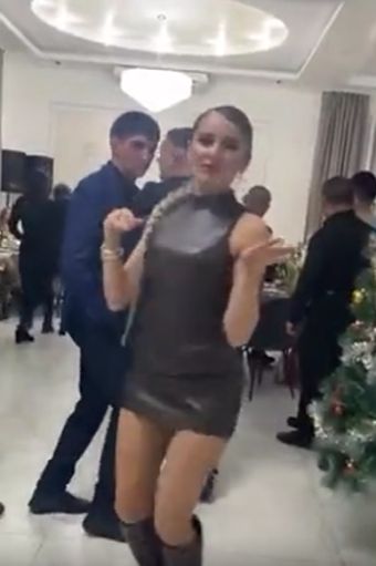 Выкаблучивает