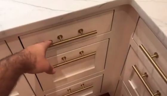 Интересная идея для угловых кухонных ящиков⁠⁠