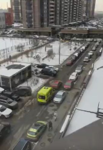 В Питере неадекватный водитель не пропускал реанимацию и целенаправленно медленно тащился по двору