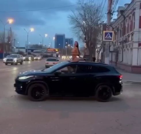 В Астрахани пьяная замужняя девушка спалилась на весь город со своим любовником⁠⁠