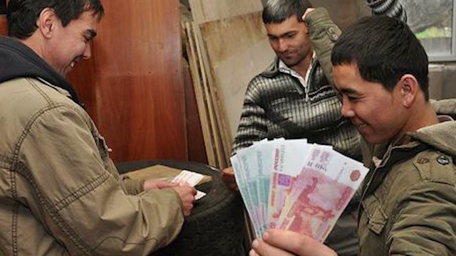 В Госдуме предлагают резко повысить налоги для мигрантов