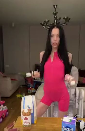 Девушка в красном комбезе
