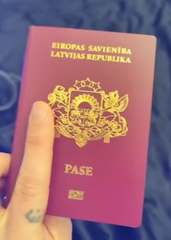 Как выглядит паспорт Латвии под ультрафиолетом
