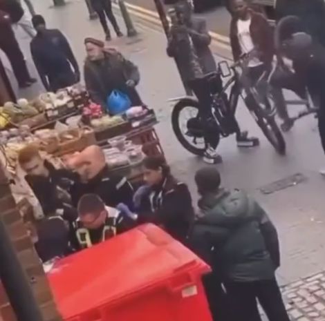 Сознательные граждане в Лондоне помогают полиции⁠⁠