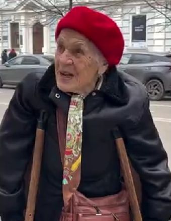 Пришел домой - умыла, накормила и молча спать