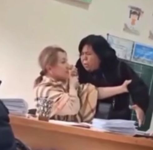 Женщина избила учительницу в классе