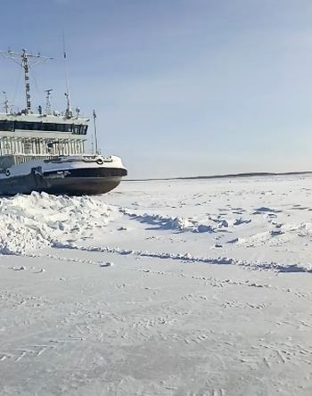 Корабль "застрял" во льдах реки Лена