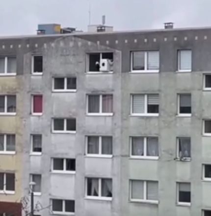 В Германии жители дома сбросили стиралку с 5 этажа, чтобы не тащить вниз, заботливо разместив снизу матрас