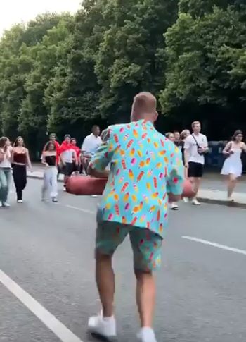 Поднял настроение прохожим