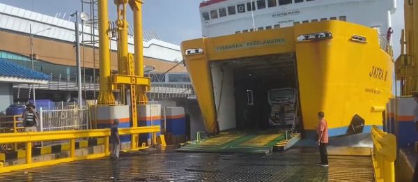 Погрузка на паром в Индонезии