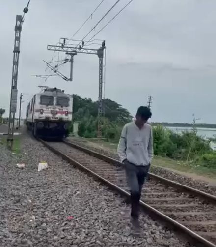 Там где поезд там индусы⁠⁠
