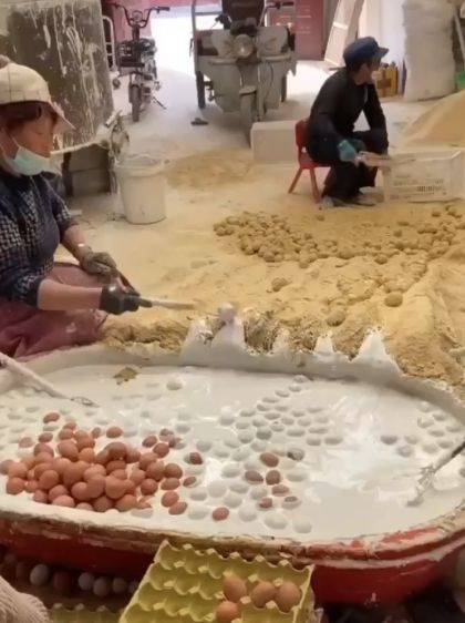 Так делают популярную закуску китайской кухни - «Столетнее яйцо»