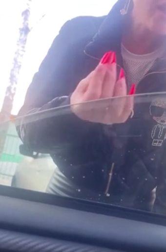 Когда две барышни не могут разъехаться в ограниченном пространстве, может случиться вот такое