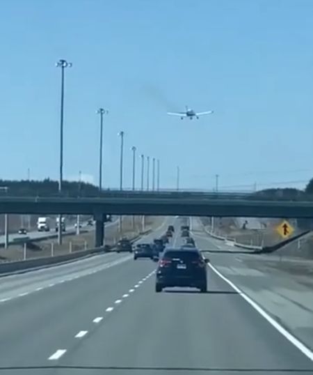 В США пилот самолета Cessna совершил аварийную посадку на шоссе