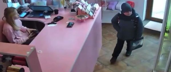 Мужчина в цветочном магазине