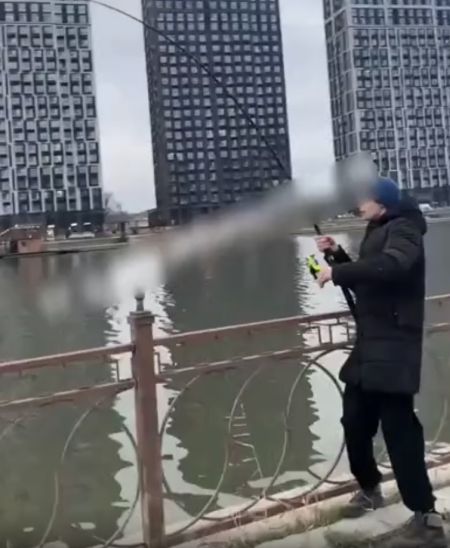 Астраханские зумеры прямо в городе поймали огромного толстолобика