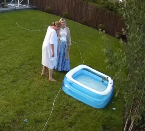 Две женщины и бассейн⁠⁠