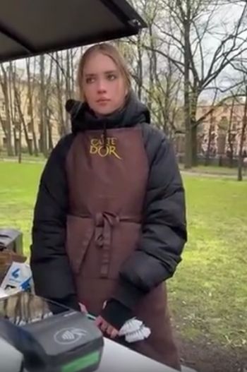 Очень милая девушка, работает в Питере, в Михайловском саду