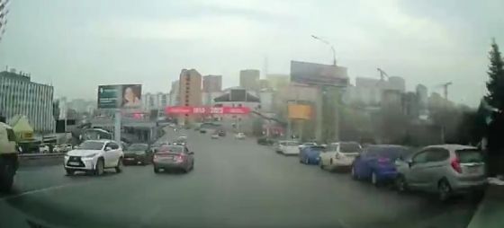 Еще и пальцы предложил сломать
