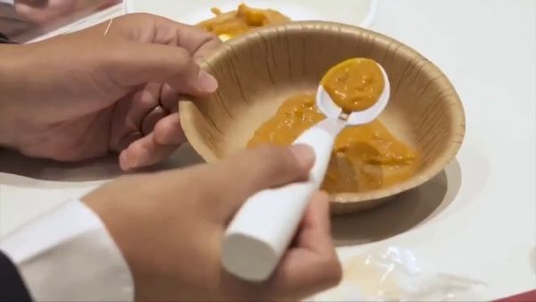 В Японии запускают в продажу "умные" ложки, которые делают еду солёной без соли
