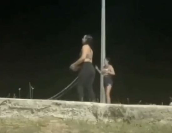 Украсила кадр