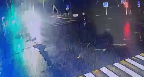 Три девушки ночью на одном электровелосипеде