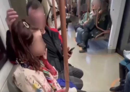 Мужчина ударил женщину за то, что она ела и чавкала в вагоне метро
