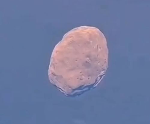 Метеорит перед Марсом⁠⁠