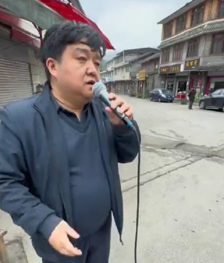 Круто исполняет!