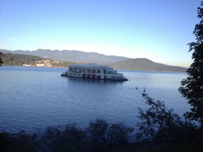 McBarge. Заброшенный МакДональдс на барже, построенный для EXPO 86 McBarge. Заброшенный МакДональдс на барже, построенный для EXPO 86