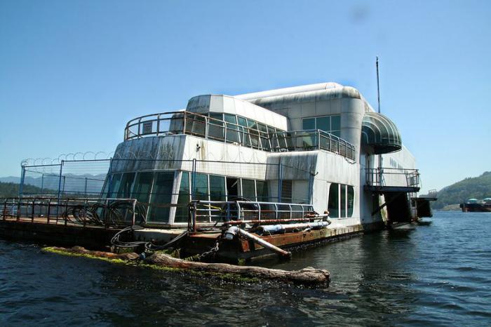 McBarge. Заброшенный МакДональдс на барже, построенный для EXPO 86 (11 фото) McBarge. Заброшенный МакДональдс на барже, построенный для EXPO 86 (11 фото)