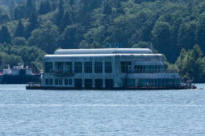 McBarge. Заброшенный МакДональдс на барже, построенный для EXPO 86 McBarge. Заброшенный МакДональдс на барже, построенный для EXPO 86