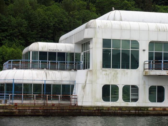 McBarge. Заброшенный МакДональдс на барже, построенный для EXPO 86 McBarge. Заброшенный МакДональдс на барже, построенный для EXPO 86