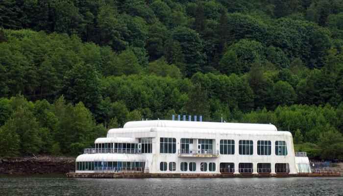 McBarge. Заброшенный МакДональдс на барже, построенный для EXPO 86 McBarge. Заброшенный МакДональдс на барже, построенный для EXPO 86