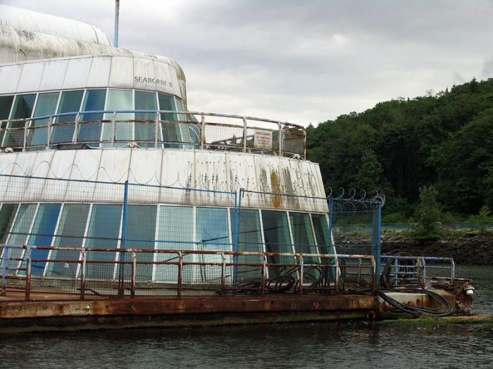 McBarge. Заброшенный МакДональдс на барже, построенный для EXPO 86 McBarge. Заброшенный МакДональдс на барже, построенный для EXPO 86