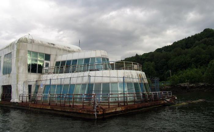 McBarge. Заброшенный МакДональдс на барже, построенный для EXPO 86 McBarge. Заброшенный МакДональдс на барже, построенный для EXPO 86