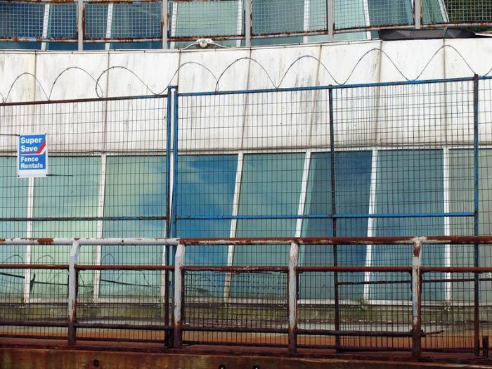 McBarge. Заброшенный МакДональдс на барже, построенный для EXPO 86 McBarge. Заброшенный МакДональдс на барже, построенный для EXPO 86