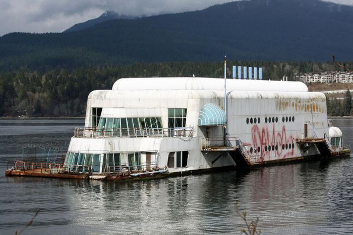McBarge. Заброшенный МакДональдс на барже, построенный для EXPO 86 McBarge. Заброшенный МакДональдс на барже, построенный для EXPO 86