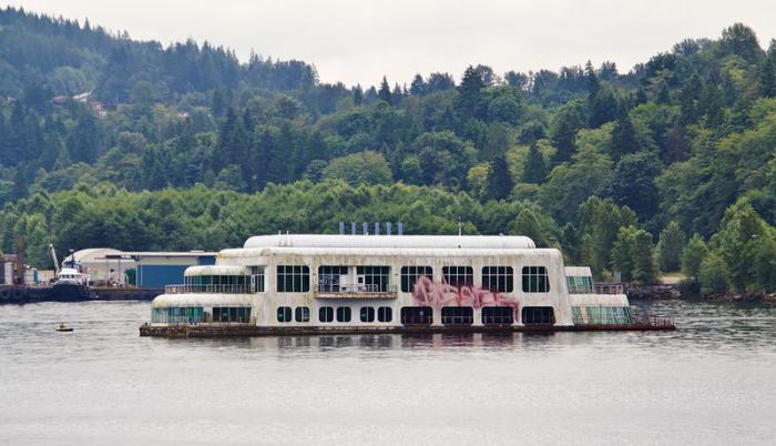 McBarge. Заброшенный МакДональдс на барже, построенный для EXPO 86 McBarge. Заброшенный МакДональдс на барже, построенный для EXPO 86