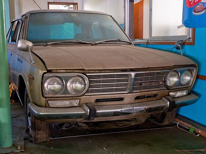 Экскурсия по заброшенному автомобильному музею в Японии Экскурсия по заброшенному автомобильному музею в Японии