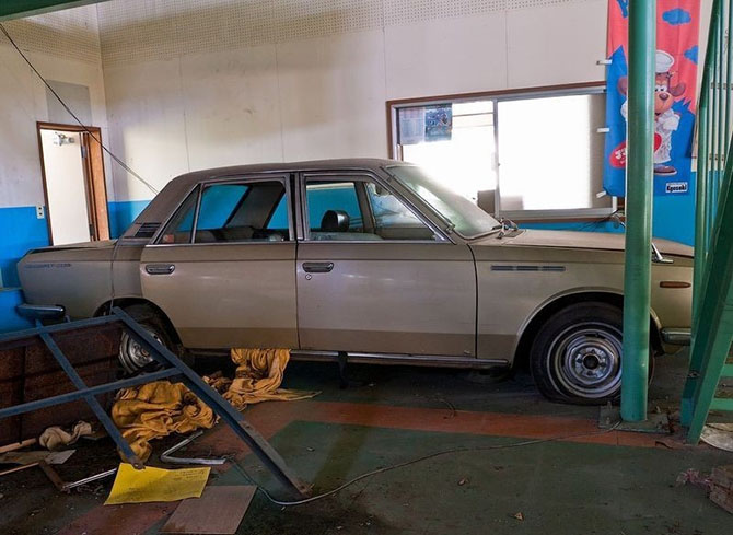 Экскурсия по заброшенному автомобильному музею в Японии Экскурсия по заброшенному автомобильному музею в Японии