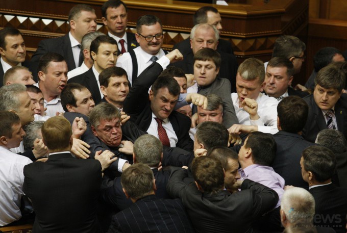 Драка в Верховной Раде Украины (8 фото)
