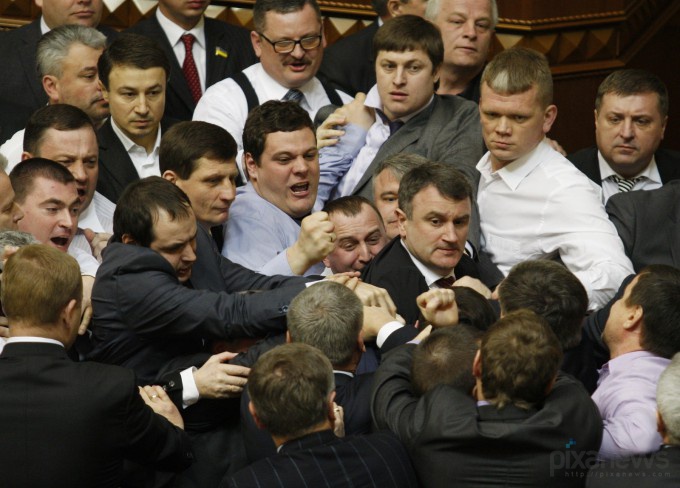 Драка в Верховной Раде Украины (8 фото)