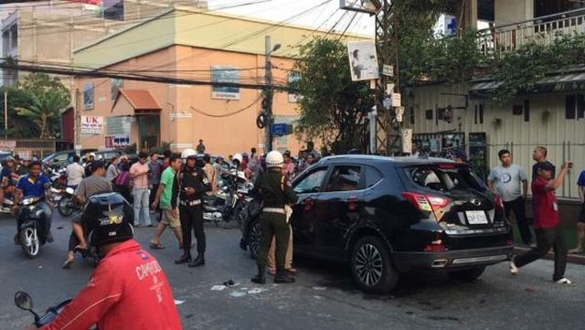 В Камбоджи толпа устроила самосуд над виновником ДТП