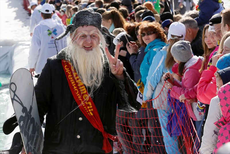 Красноярские сноубордисты эффектно уселись в лужу в честь закрытия сезона