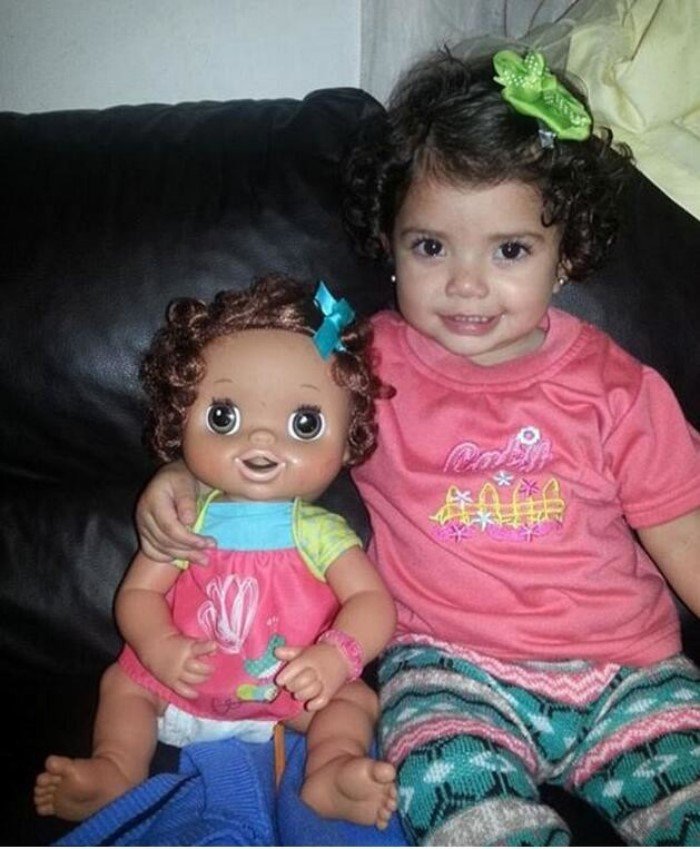 Как две капли воды: малыши, нашедшие своих двойников в магазине игрушек