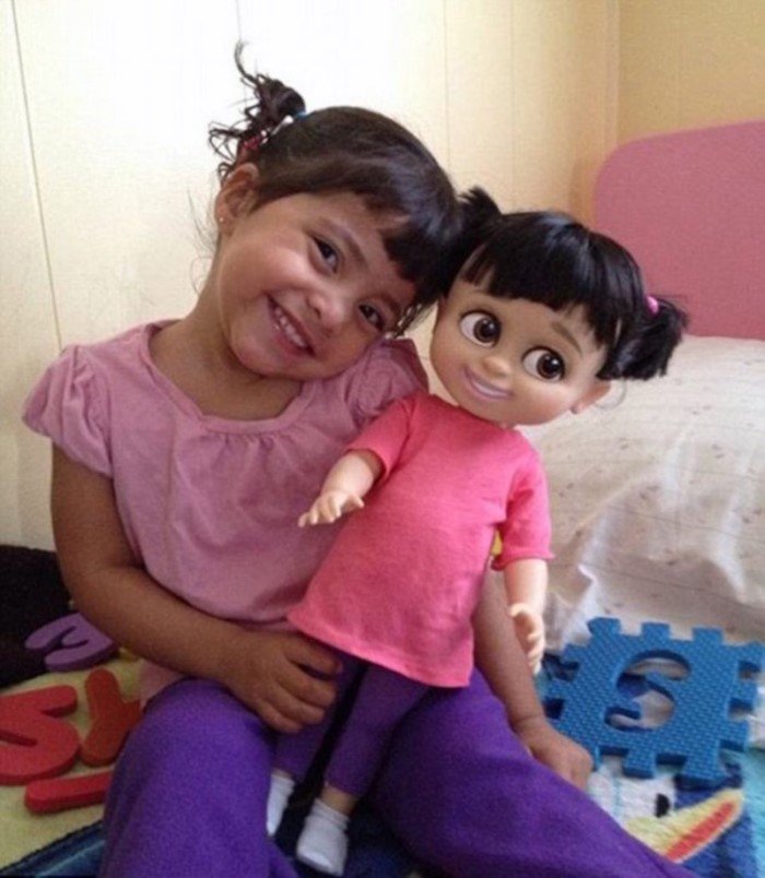 Как две капли воды: малыши, нашедшие своих двойников в магазине игрушек