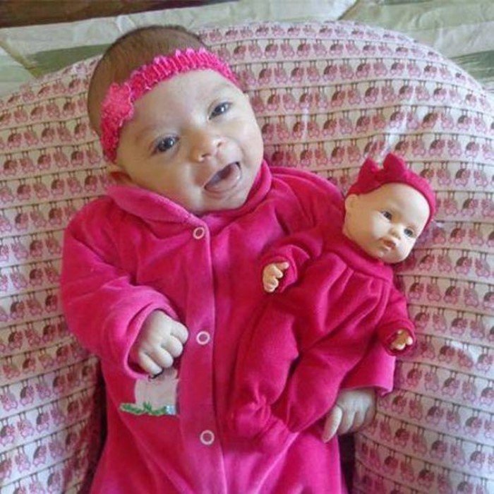 Как две капли воды: малыши, нашедшие своих двойников в магазине игрушек