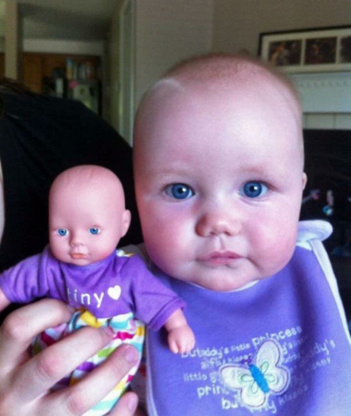 Как две капли воды: малыши, нашедшие своих двойников в магазине игрушек